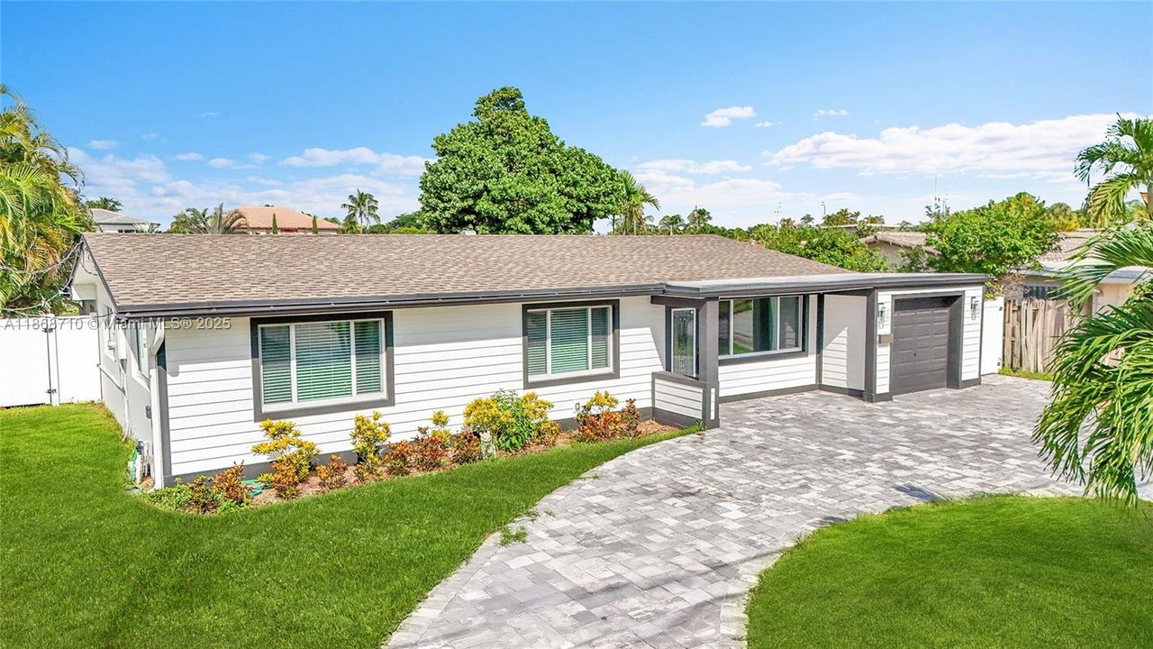 合同活跃: $1,200,000 (3 贝兹, 2 浴室, 1869 平方英尺)