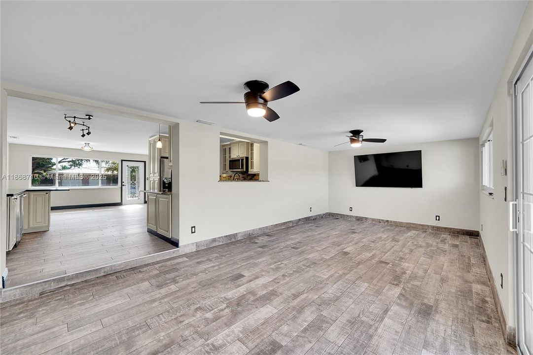 合同活跃: $1,200,000 (3 贝兹, 2 浴室, 1869 平方英尺)