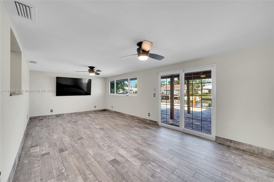 合同活跃: $1,200,000 (3 贝兹, 2 浴室, 1869 平方英尺)