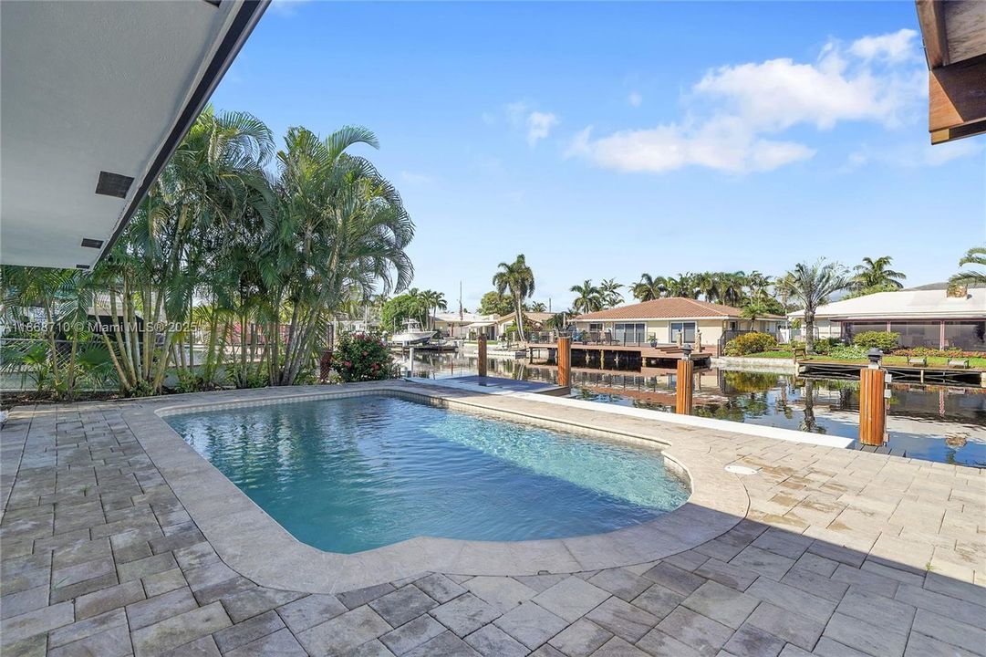 合同活跃: $1,200,000 (3 贝兹, 2 浴室, 1869 平方英尺)