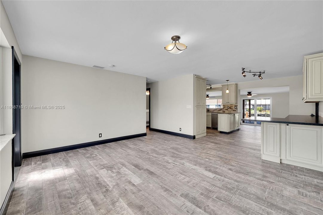 合同活跃: $1,200,000 (3 贝兹, 2 浴室, 1869 平方英尺)