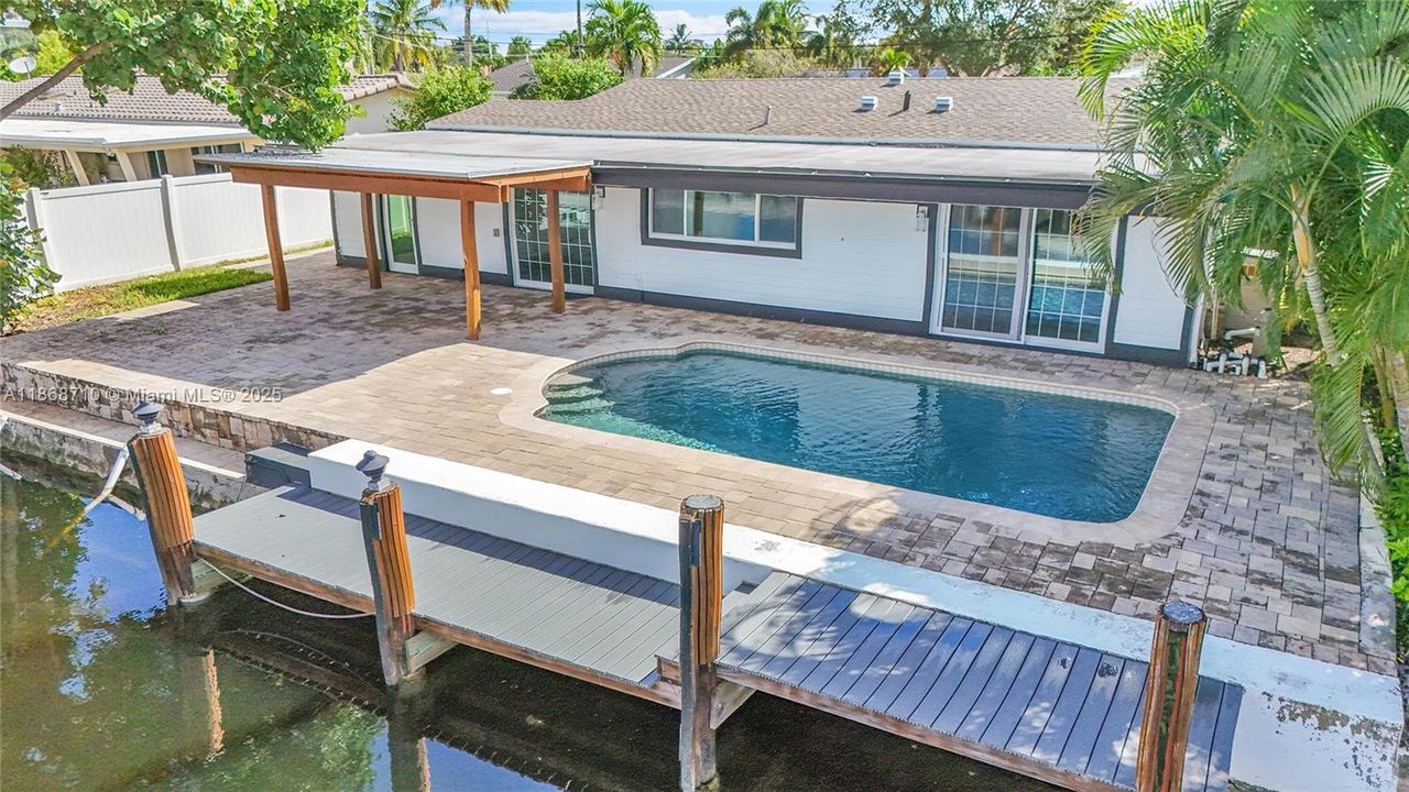 合同活跃: $1,200,000 (3 贝兹, 2 浴室, 1869 平方英尺)