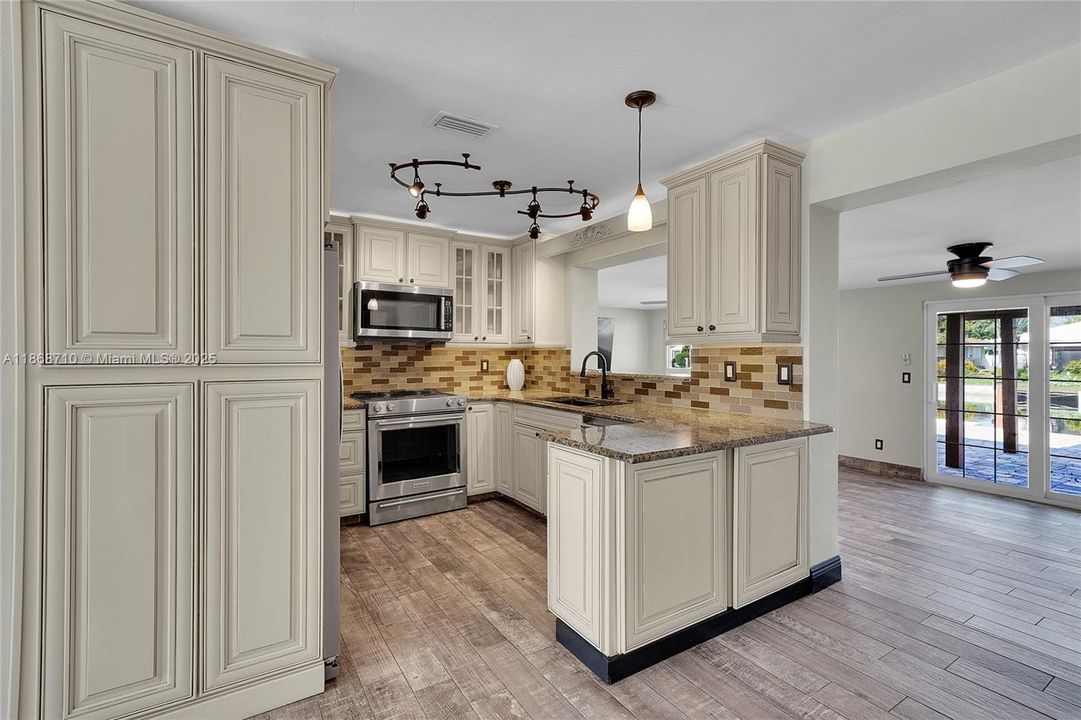 合同活跃: $1,200,000 (3 贝兹, 2 浴室, 1869 平方英尺)