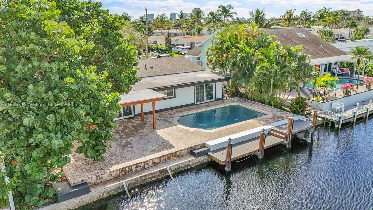 合同活跃: $1,200,000 (3 贝兹, 2 浴室, 1869 平方英尺)