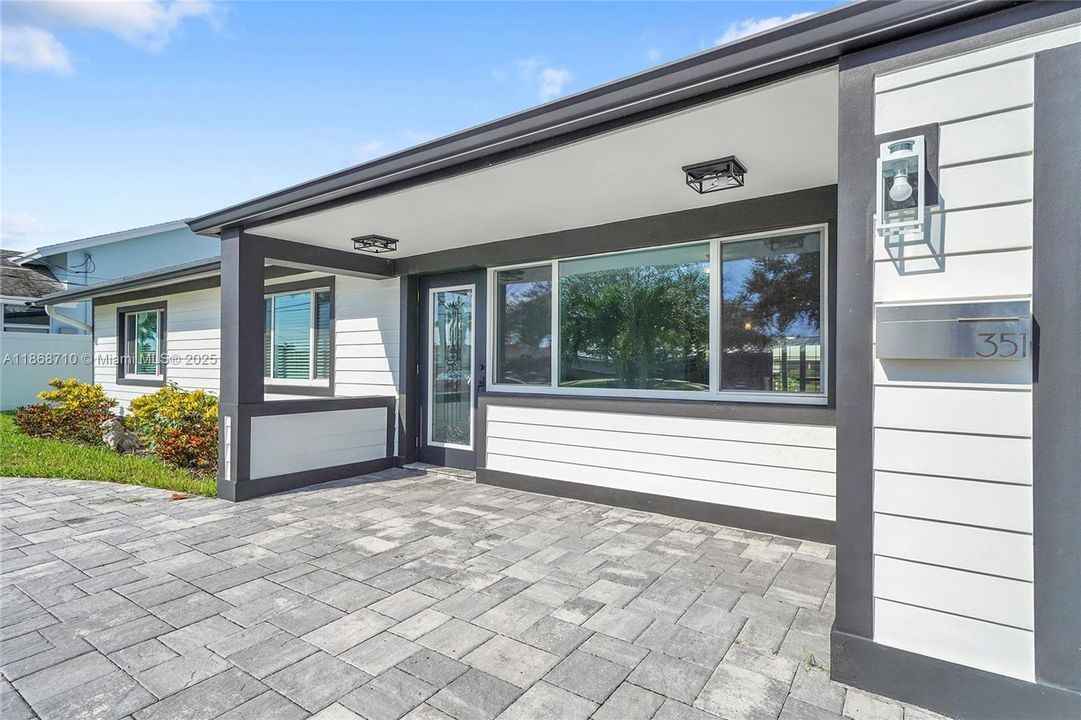 合同活跃: $1,200,000 (3 贝兹, 2 浴室, 1869 平方英尺)