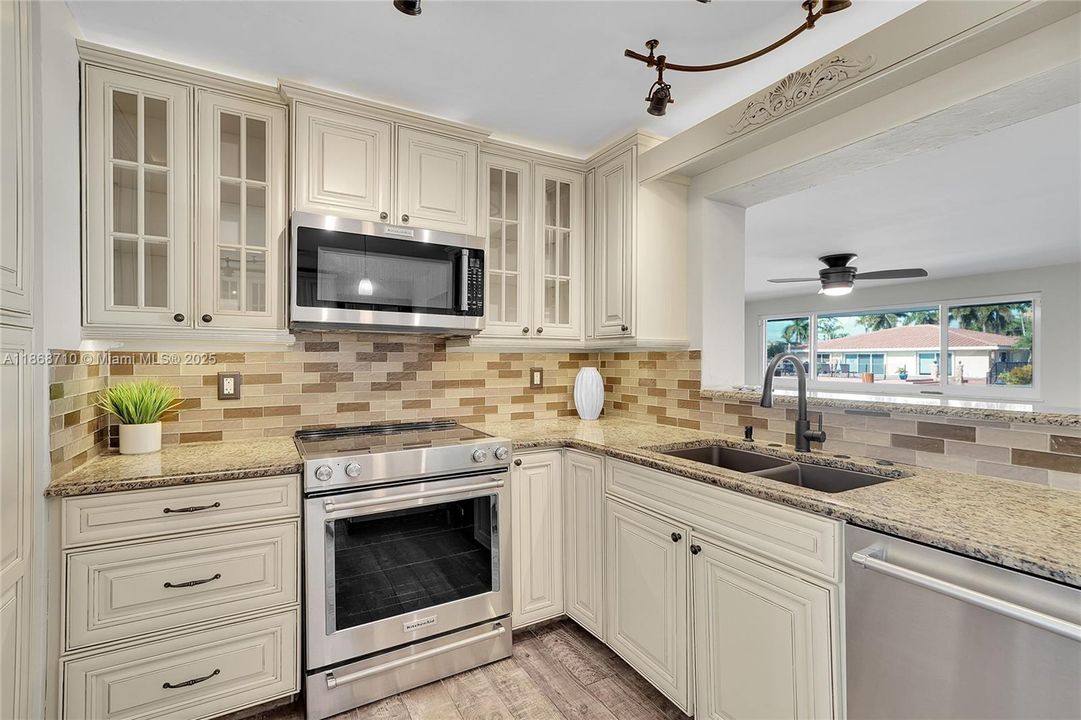 合同活跃: $1,200,000 (3 贝兹, 2 浴室, 1869 平方英尺)