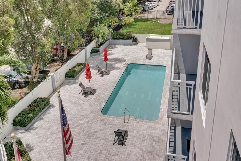 Active With Contract: $185,000 (1 beds, 1 baths, 710 Square Feet)