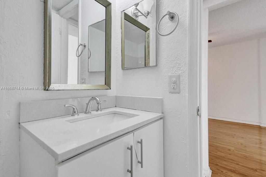 Active With Contract: $185,000 (1 beds, 1 baths, 710 Square Feet)