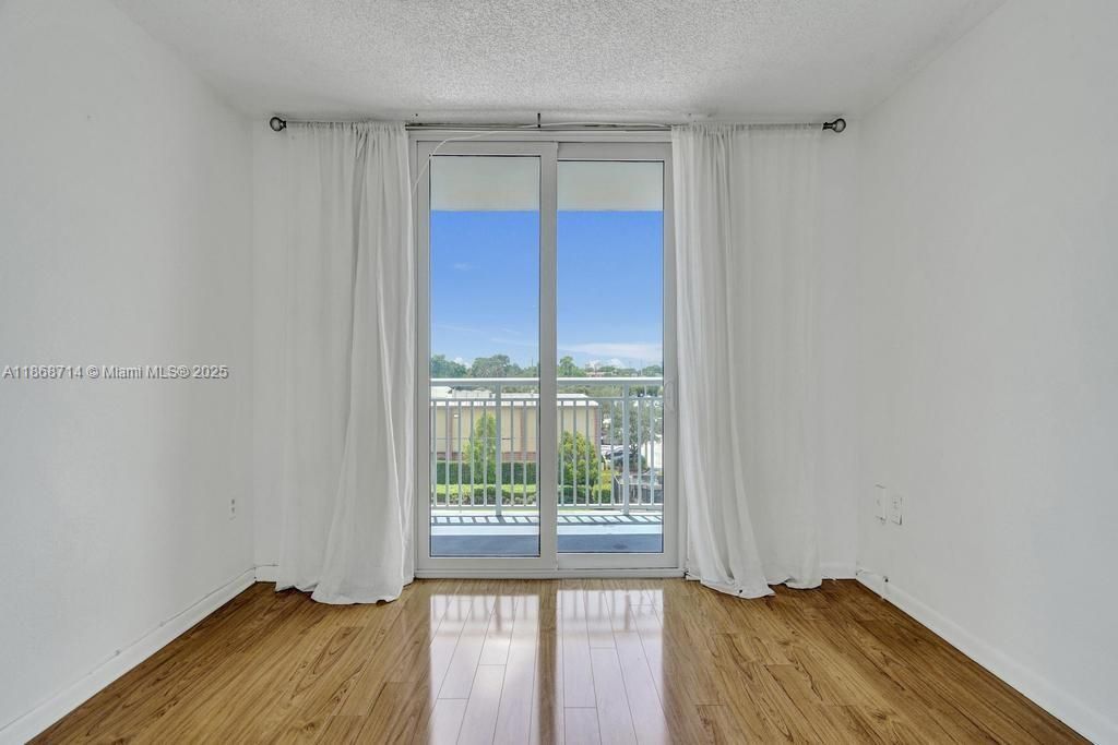 Active With Contract: $185,000 (1 beds, 1 baths, 710 Square Feet)