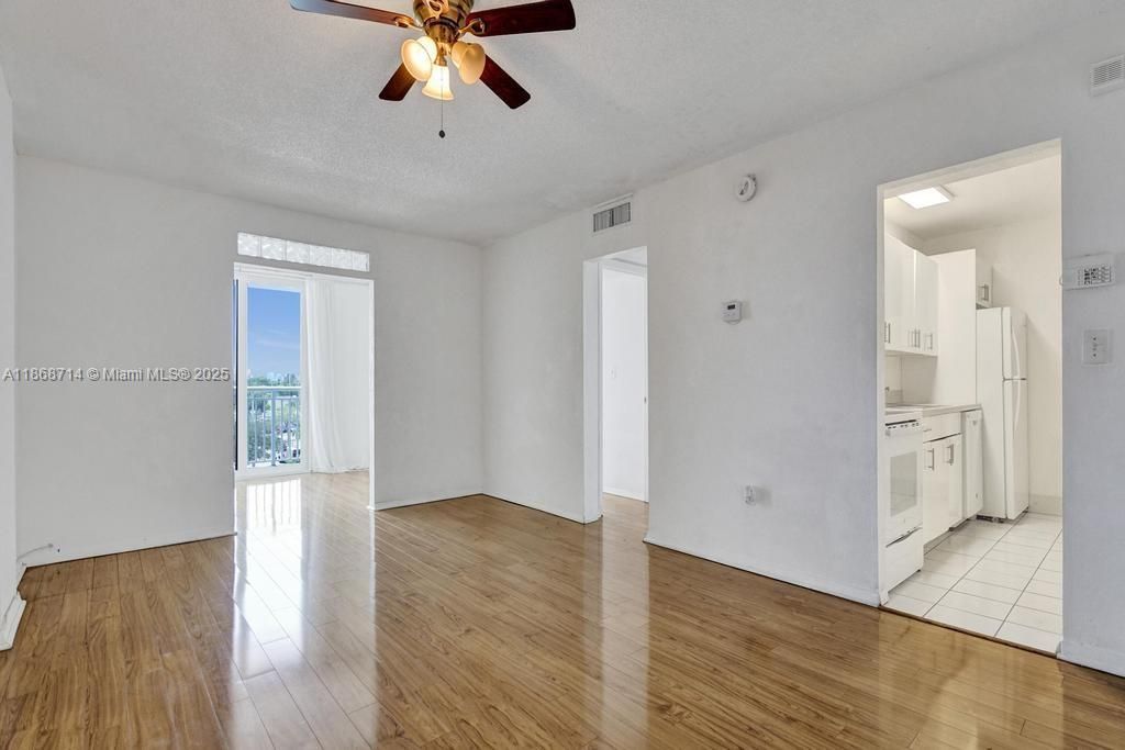 Active With Contract: $185,000 (1 beds, 1 baths, 710 Square Feet)