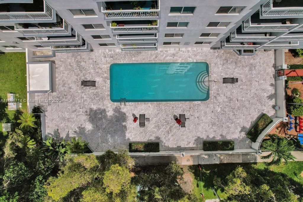 Active With Contract: $185,000 (1 beds, 1 baths, 710 Square Feet)