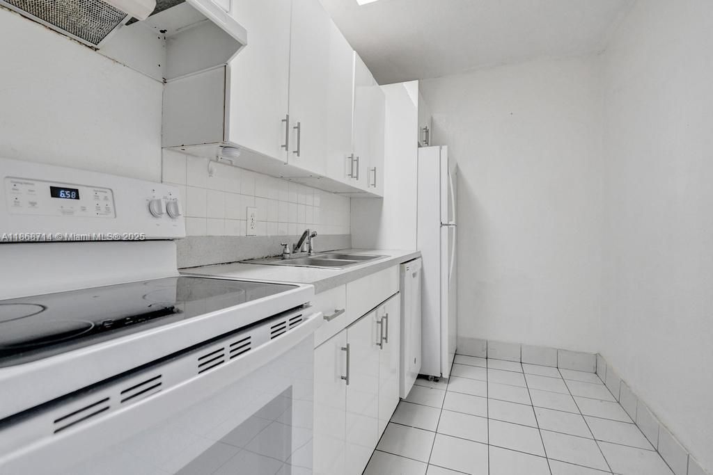 Active With Contract: $185,000 (1 beds, 1 baths, 710 Square Feet)