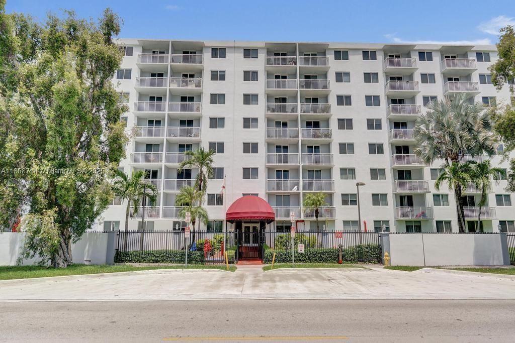 Active With Contract: $185,000 (1 beds, 1 baths, 710 Square Feet)