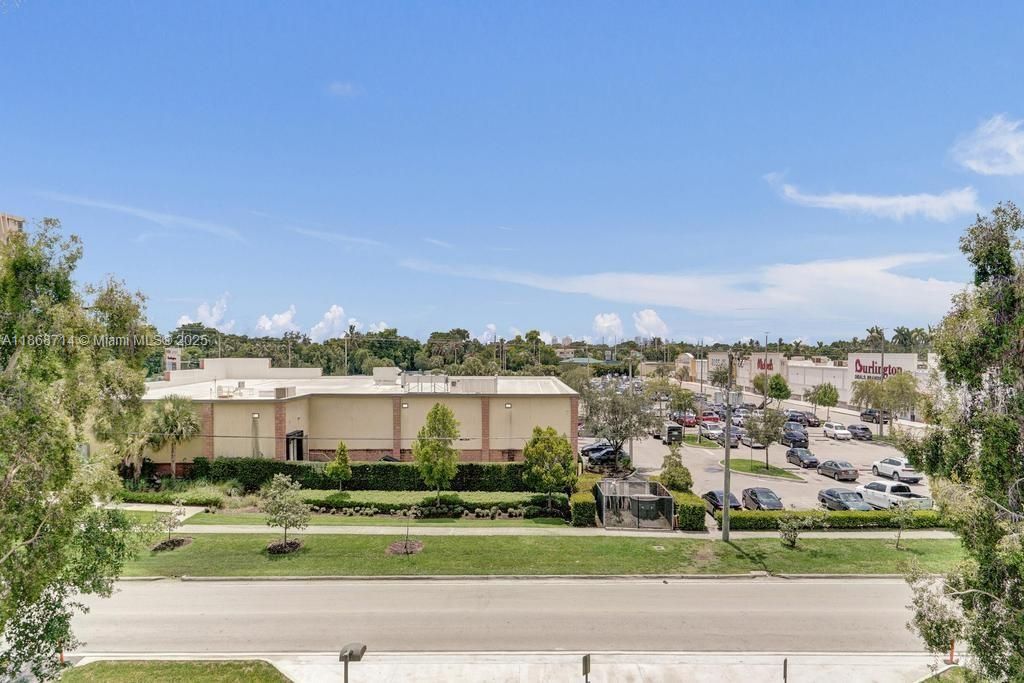 Active With Contract: $185,000 (1 beds, 1 baths, 710 Square Feet)