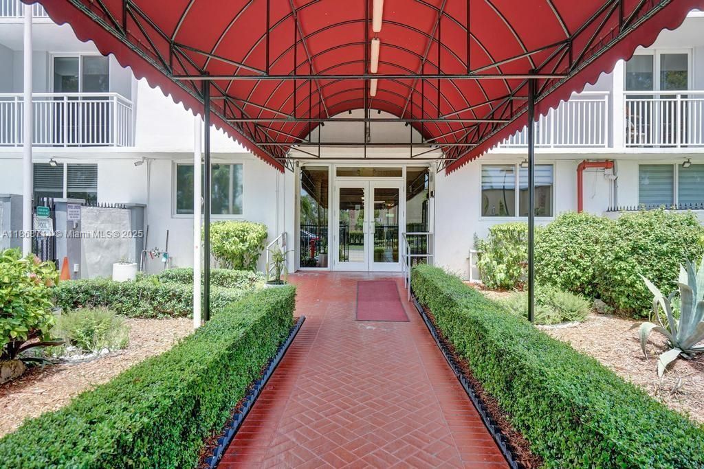 Active With Contract: $185,000 (1 beds, 1 baths, 710 Square Feet)