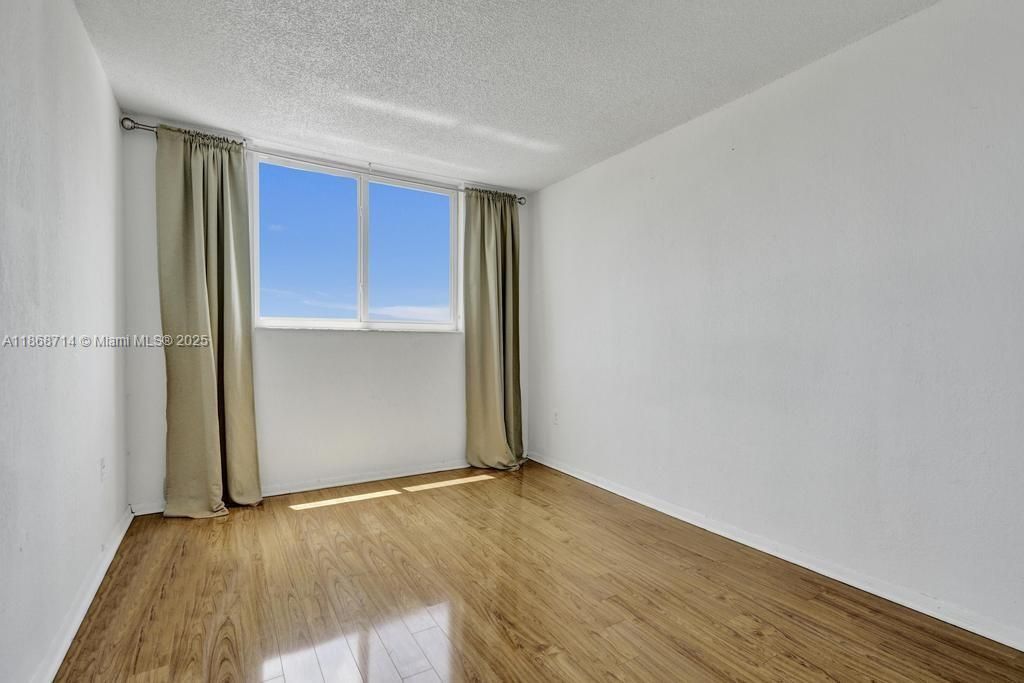 Active With Contract: $185,000 (1 beds, 1 baths, 710 Square Feet)