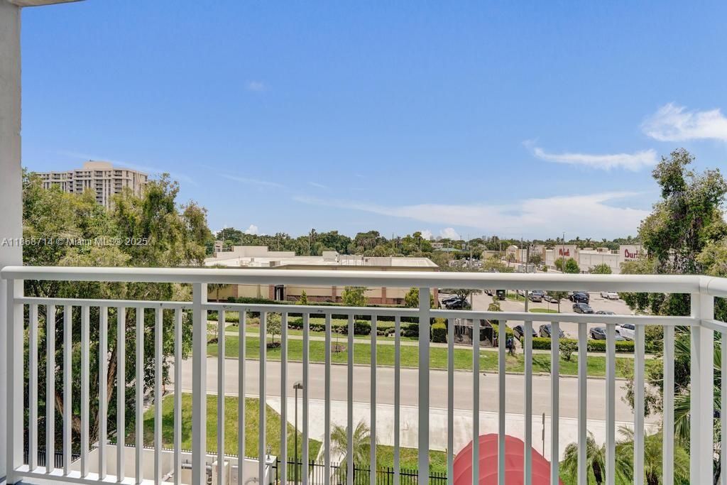 Active With Contract: $185,000 (1 beds, 1 baths, 710 Square Feet)