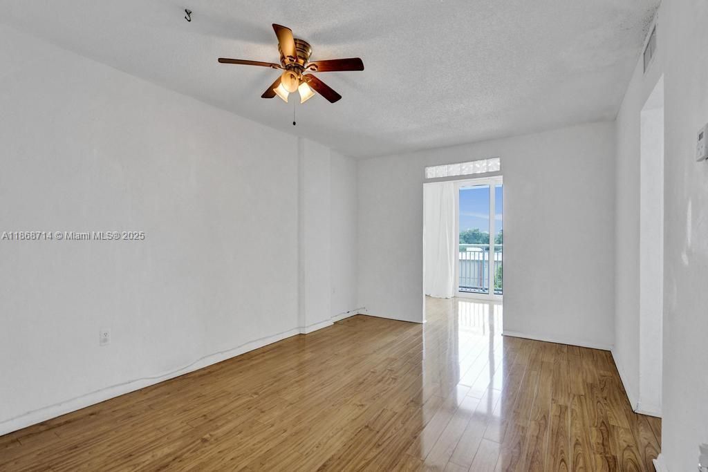 Active With Contract: $185,000 (1 beds, 1 baths, 710 Square Feet)