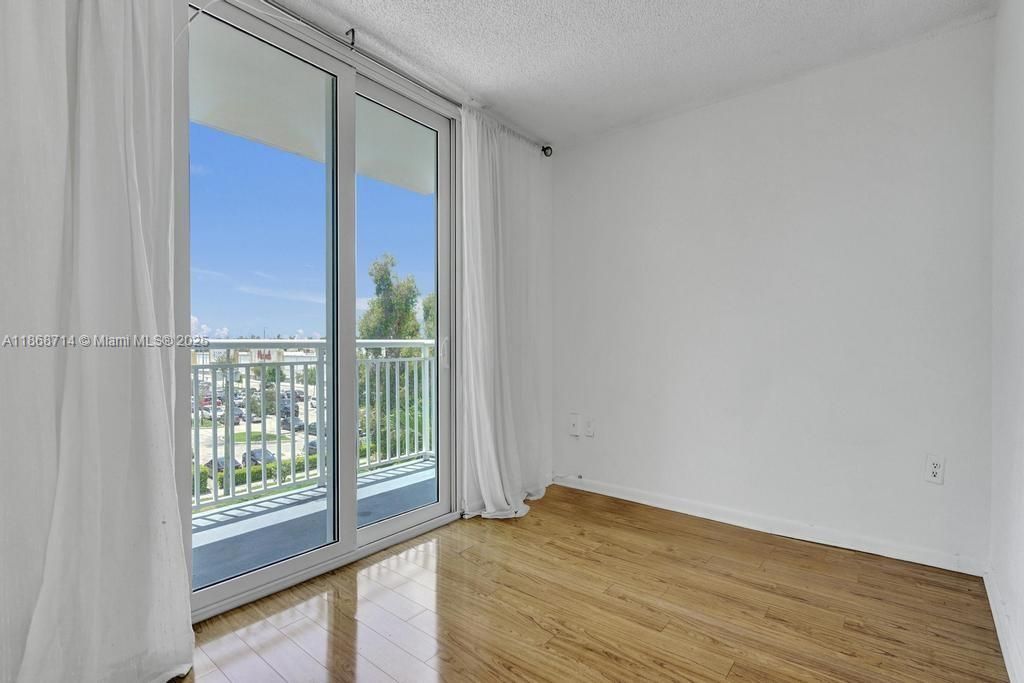 Active With Contract: $185,000 (1 beds, 1 baths, 710 Square Feet)