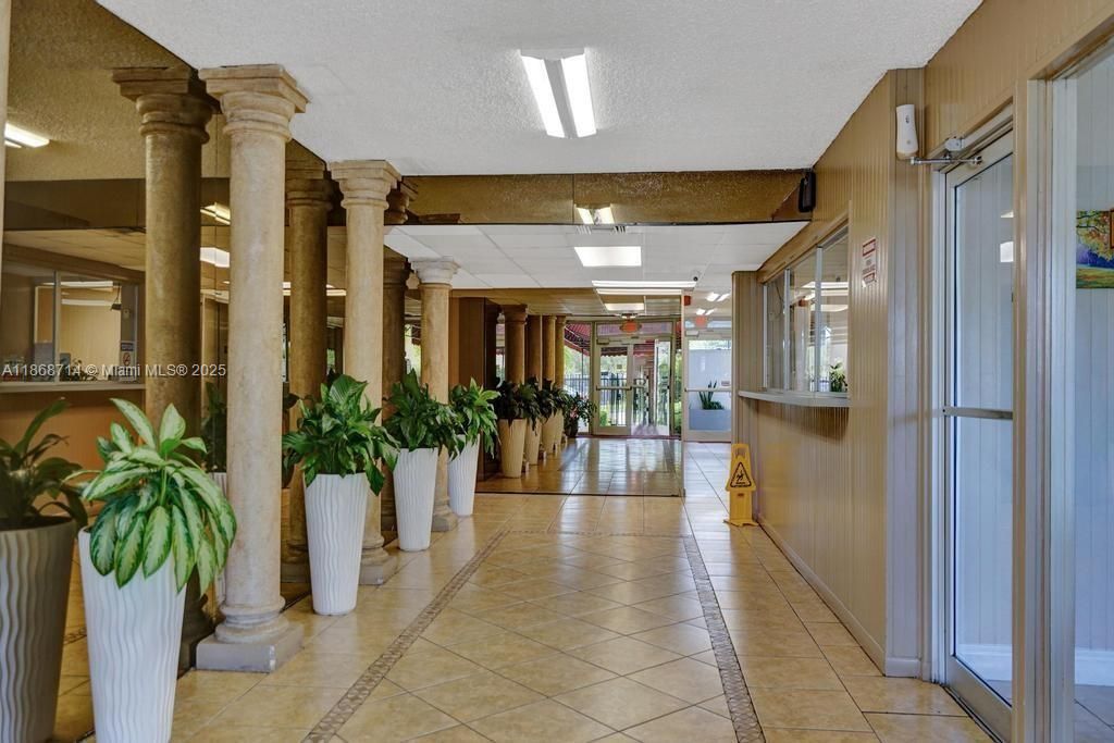 Active With Contract: $185,000 (1 beds, 1 baths, 710 Square Feet)