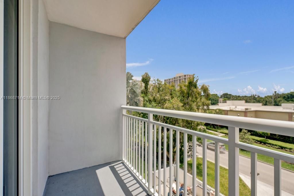 Active With Contract: $185,000 (1 beds, 1 baths, 710 Square Feet)