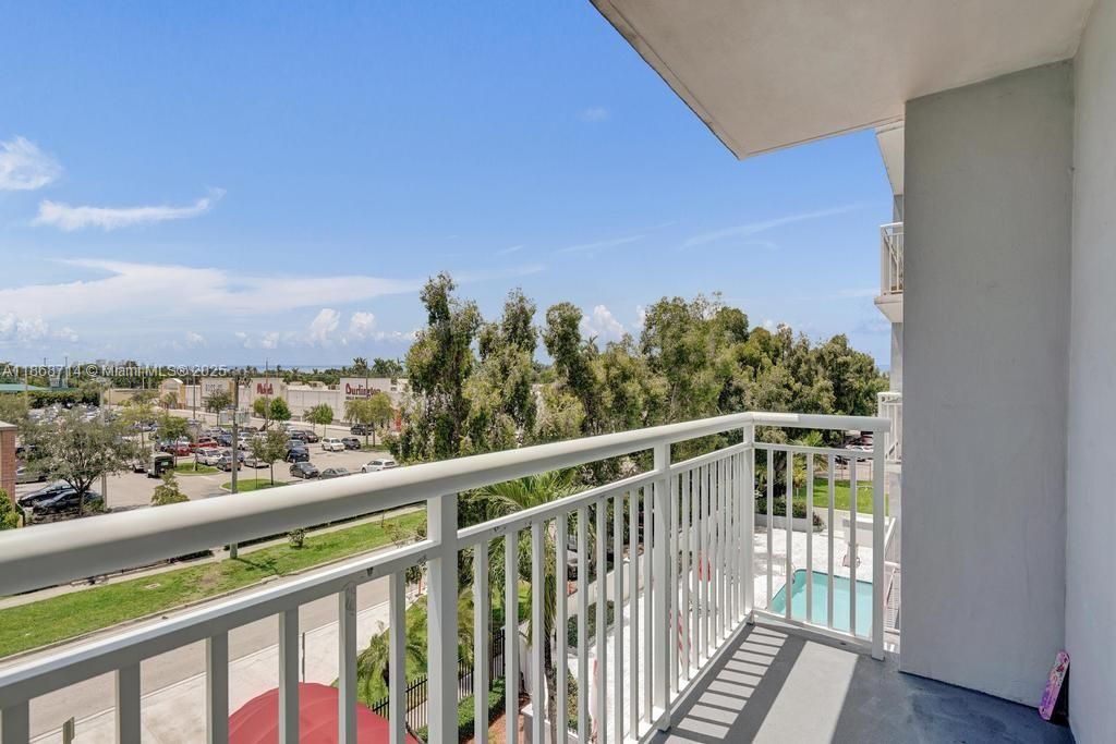 Active With Contract: $185,000 (1 beds, 1 baths, 710 Square Feet)