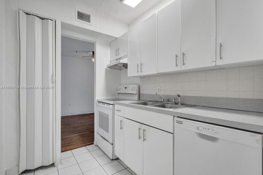 Active With Contract: $185,000 (1 beds, 1 baths, 710 Square Feet)