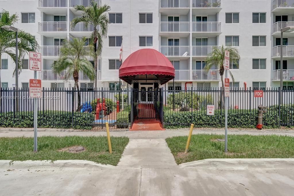 Active With Contract: $185,000 (1 beds, 1 baths, 710 Square Feet)