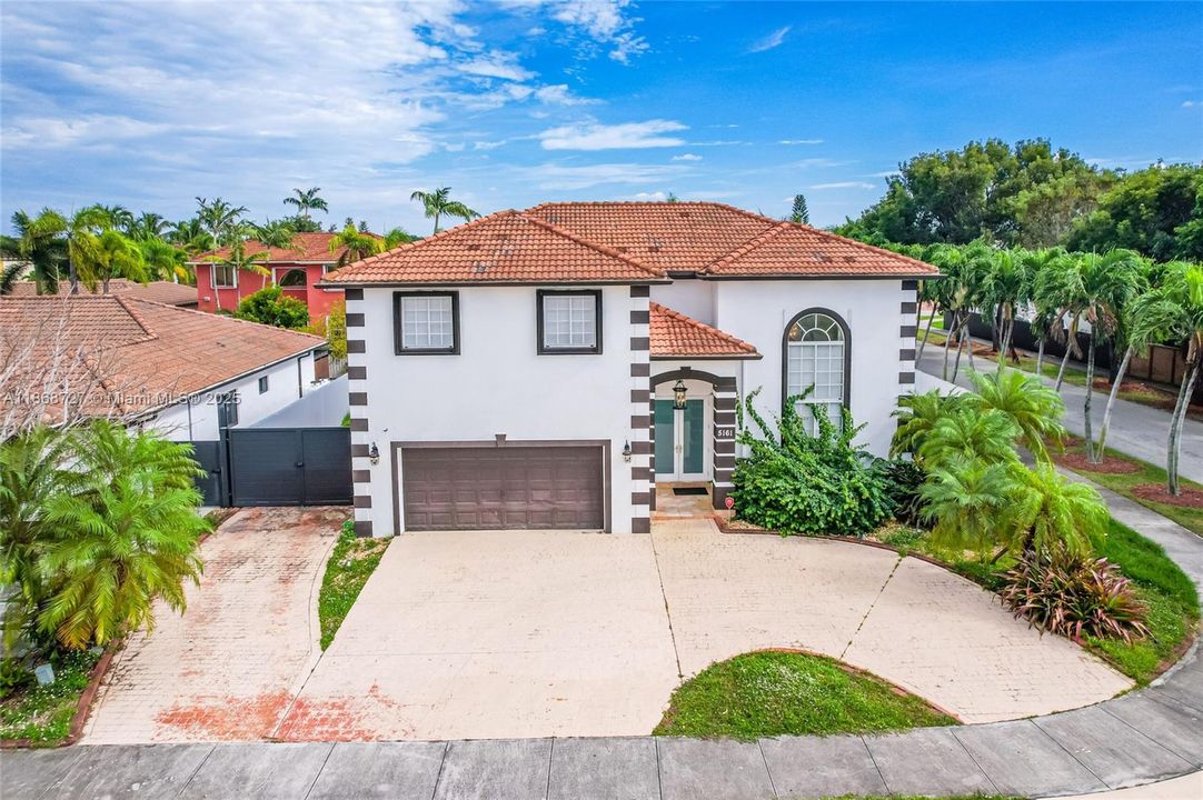 出租: $6,500 (4 贝兹, 3 浴室, 2496 平方英尺)