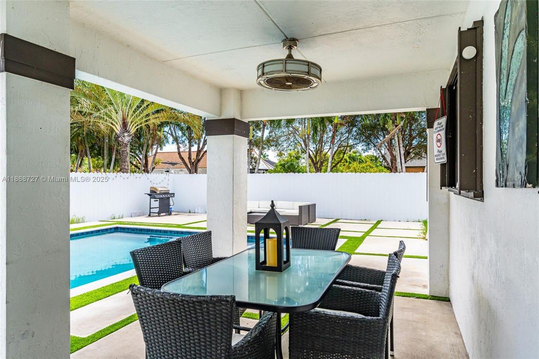 出租: $6,500 (4 贝兹, 3 浴室, 2496 平方英尺)