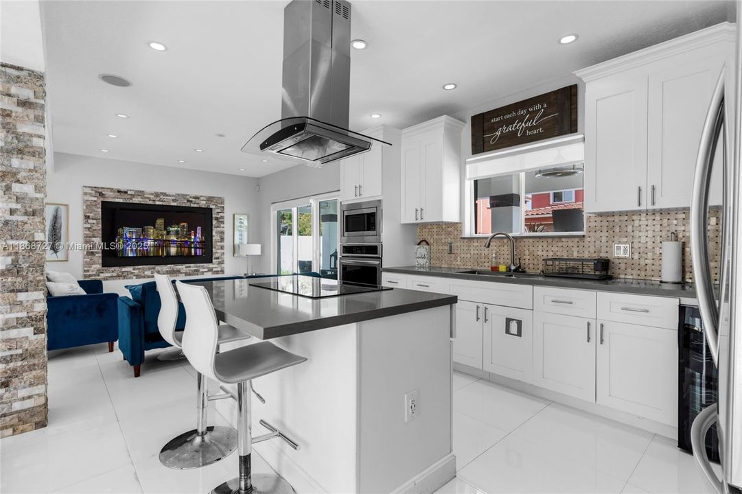 出租: $6,500 (4 贝兹, 3 浴室, 2496 平方英尺)