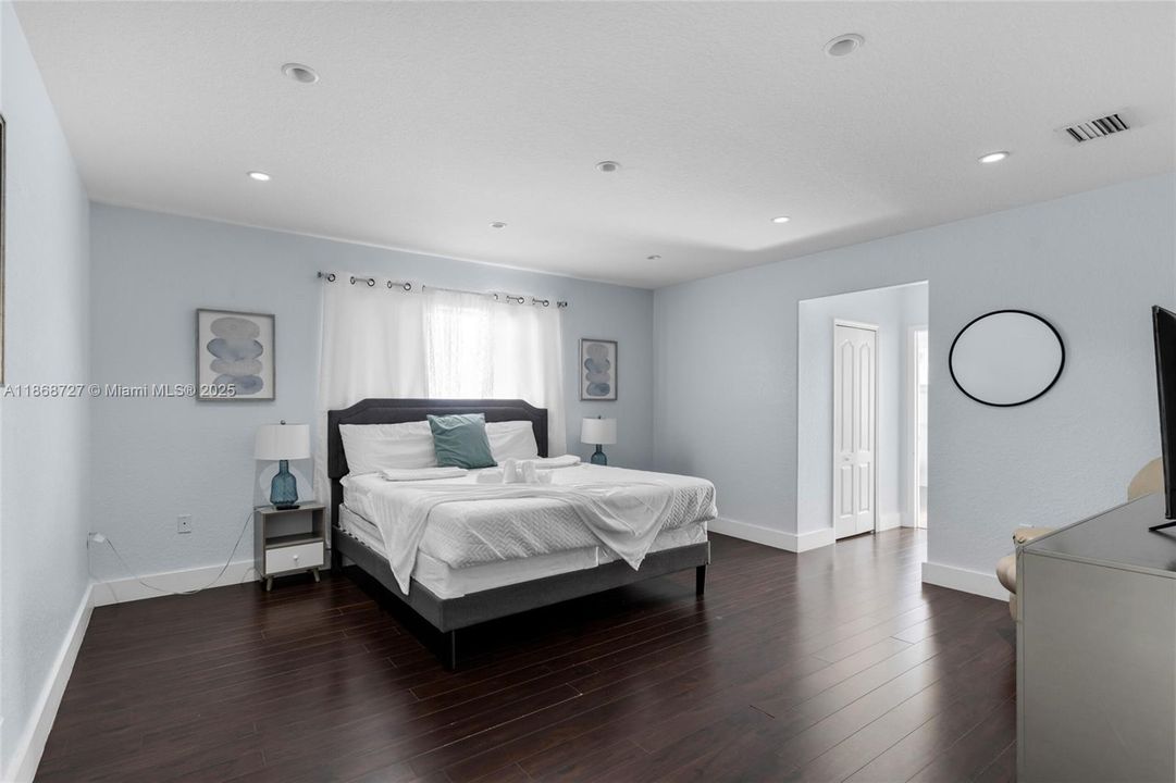 出租: $6,500 (4 贝兹, 3 浴室, 2496 平方英尺)