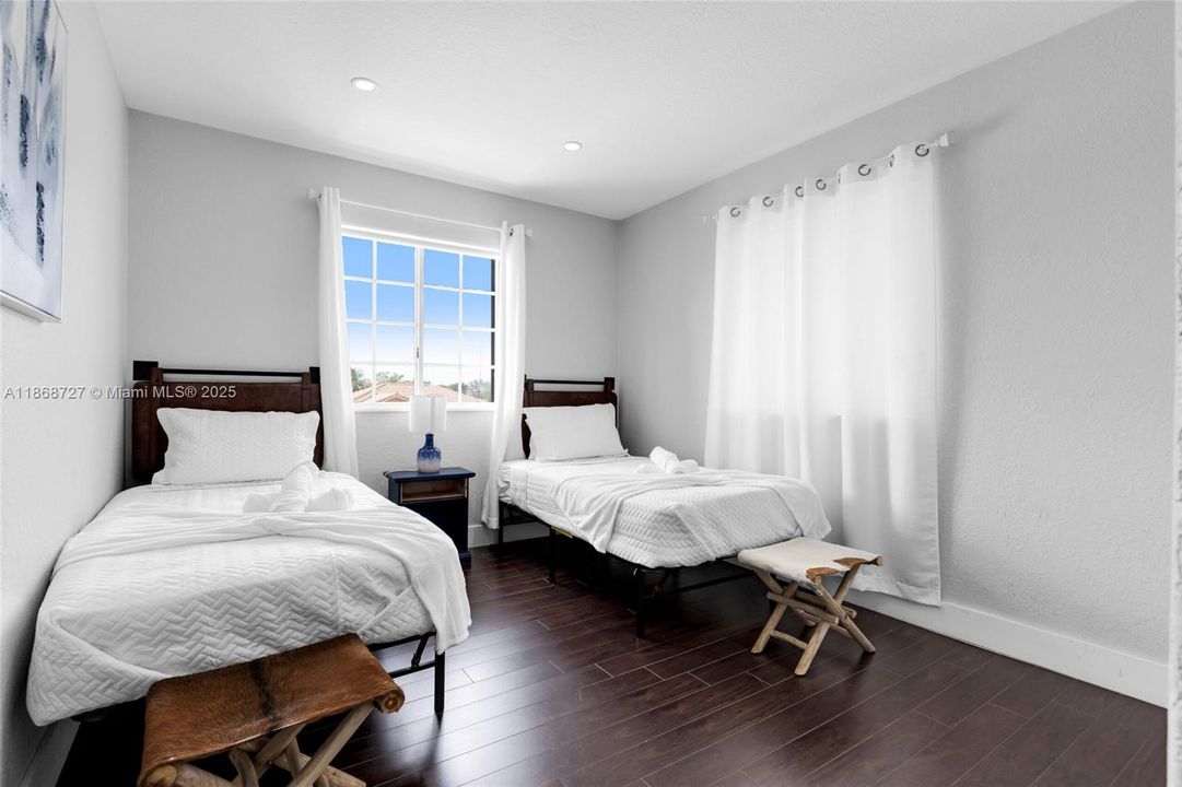 出租: $6,500 (4 贝兹, 3 浴室, 2496 平方英尺)