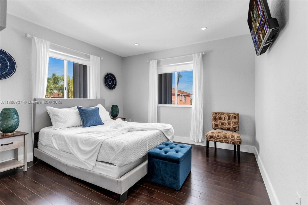 出租: $6,500 (4 贝兹, 3 浴室, 2496 平方英尺)