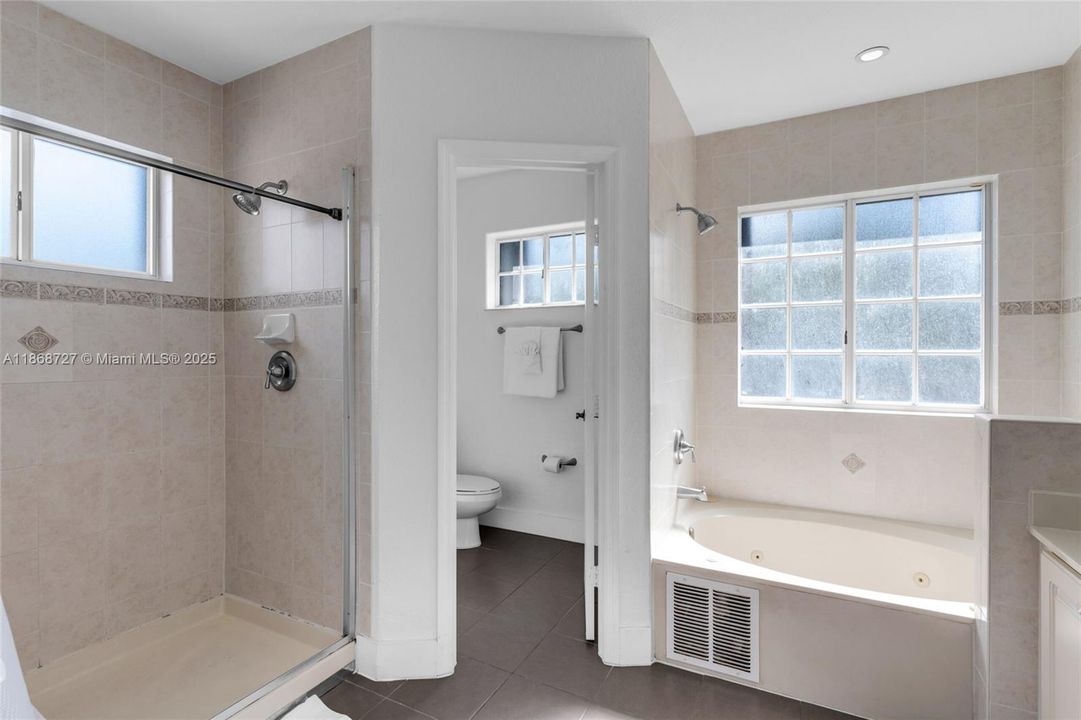 出租: $6,500 (4 贝兹, 3 浴室, 2496 平方英尺)