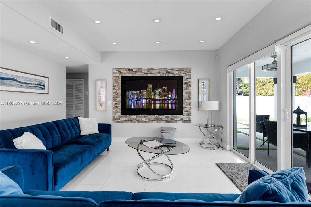 出租: $6,500 (4 贝兹, 3 浴室, 2496 平方英尺)