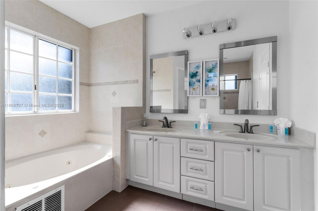 出租: $6,500 (4 贝兹, 3 浴室, 2496 平方英尺)