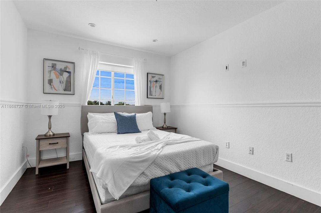 出租: $6,500 (4 贝兹, 3 浴室, 2496 平方英尺)