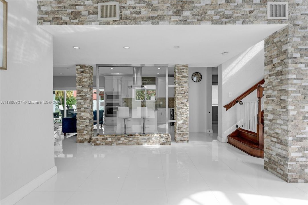 出租: $6,500 (4 贝兹, 3 浴室, 2496 平方英尺)