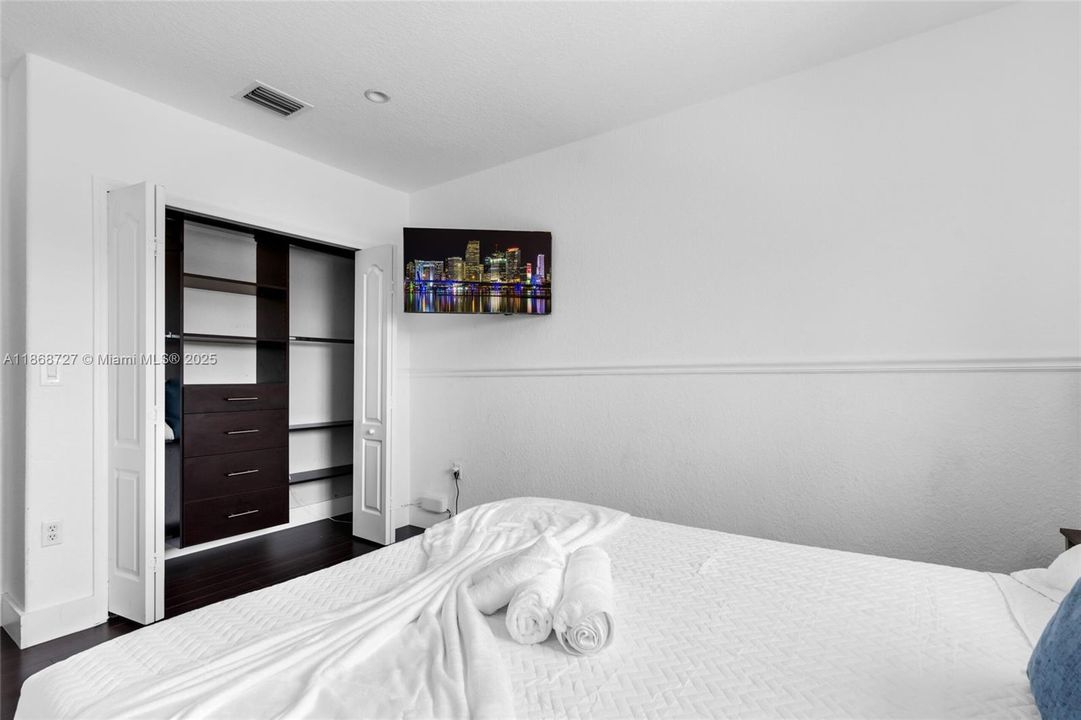 出租: $6,500 (4 贝兹, 3 浴室, 2496 平方英尺)