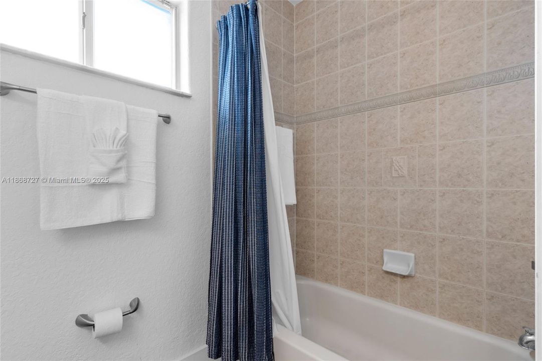 出租: $6,500 (4 贝兹, 3 浴室, 2496 平方英尺)