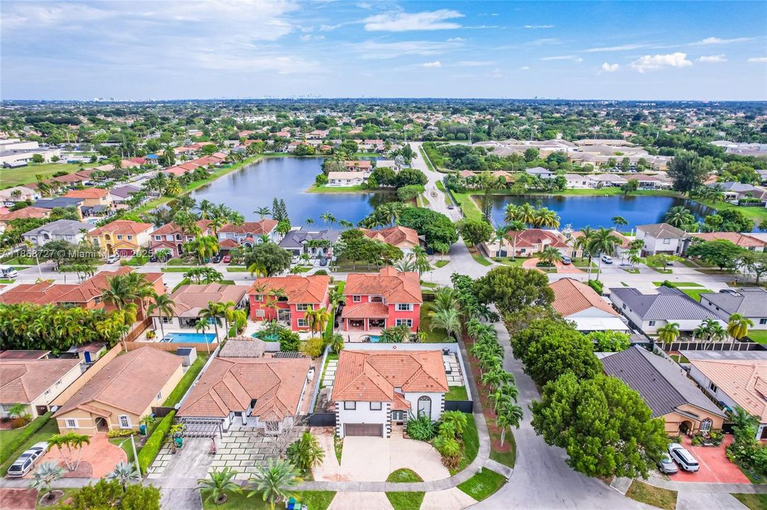 出租: $6,500 (4 贝兹, 3 浴室, 2496 平方英尺)