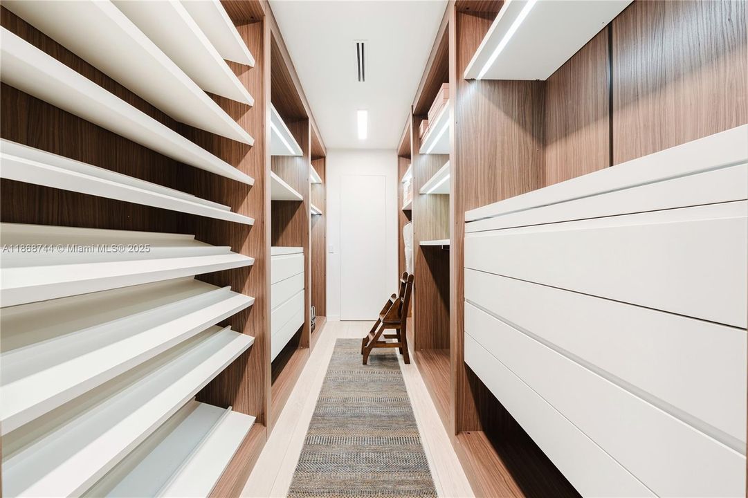 For Rent: $70,000 (6 beds, 7 baths, 6932 Square Feet)