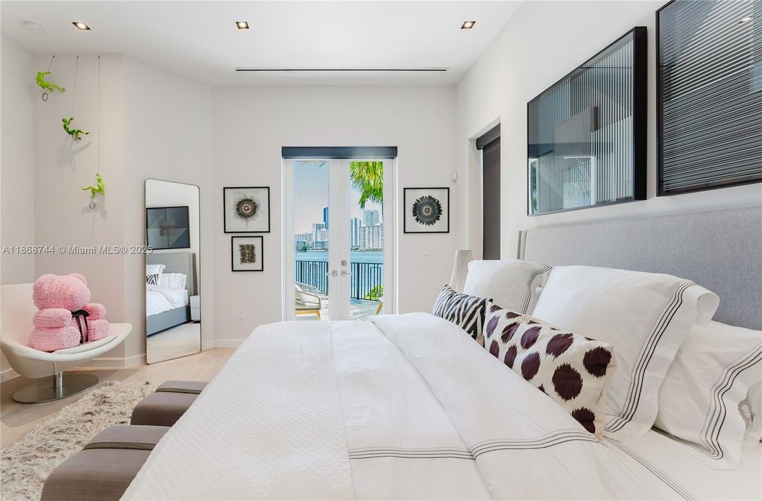 For Rent: $70,000 (6 beds, 7 baths, 6932 Square Feet)