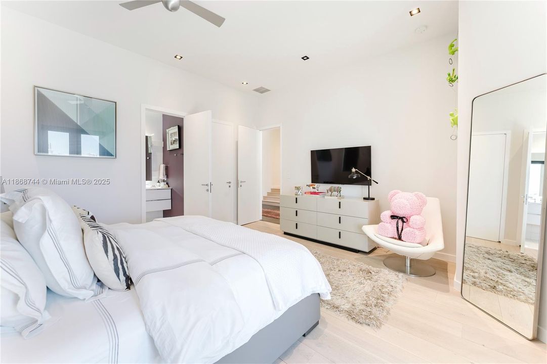 For Rent: $70,000 (6 beds, 7 baths, 6932 Square Feet)