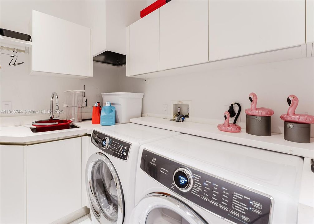 For Rent: $70,000 (6 beds, 7 baths, 6932 Square Feet)