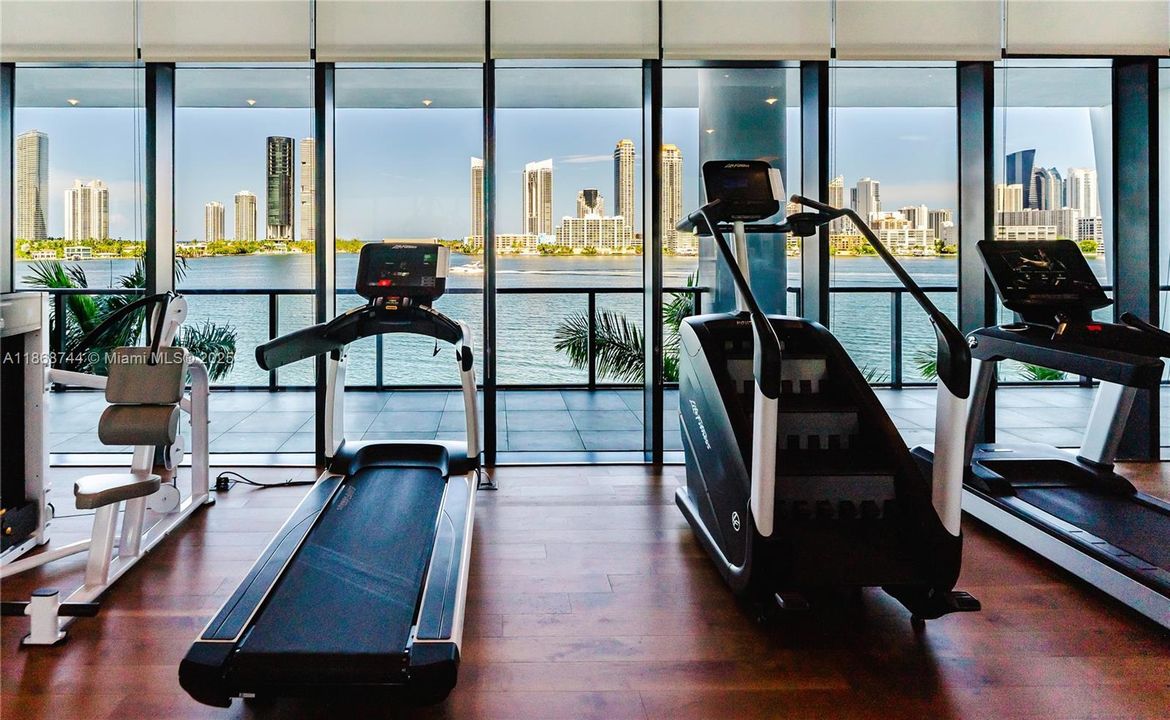 For Rent: $70,000 (6 beds, 7 baths, 6932 Square Feet)