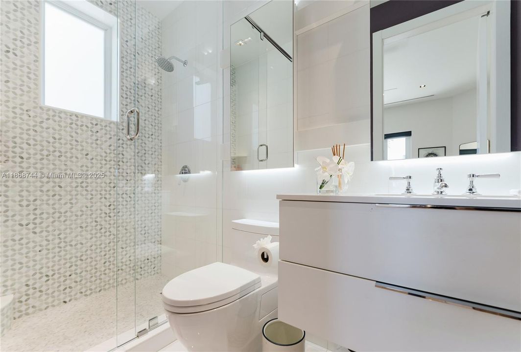 For Rent: $70,000 (6 beds, 7 baths, 6932 Square Feet)