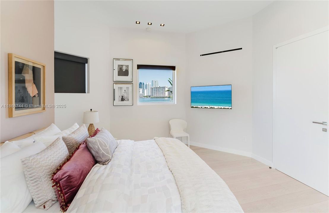 For Rent: $70,000 (6 beds, 7 baths, 6932 Square Feet)