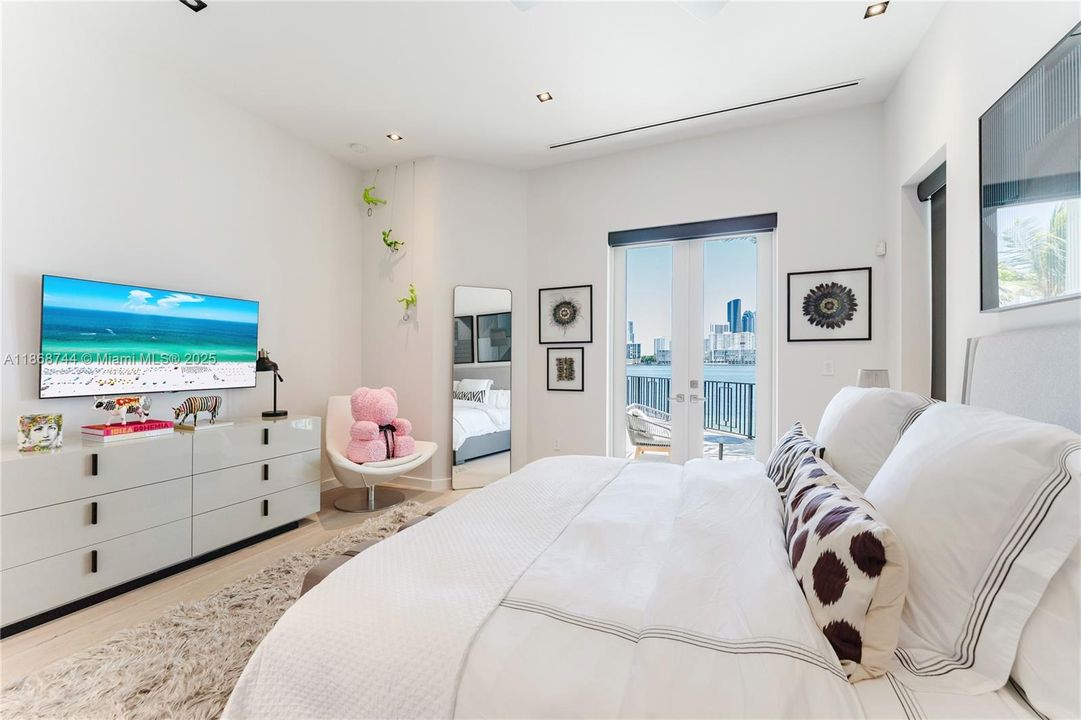 For Rent: $70,000 (6 beds, 7 baths, 6932 Square Feet)